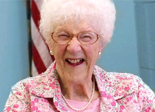 Cụ bà 105 tuổi vẫn đỗ bằng lái xe